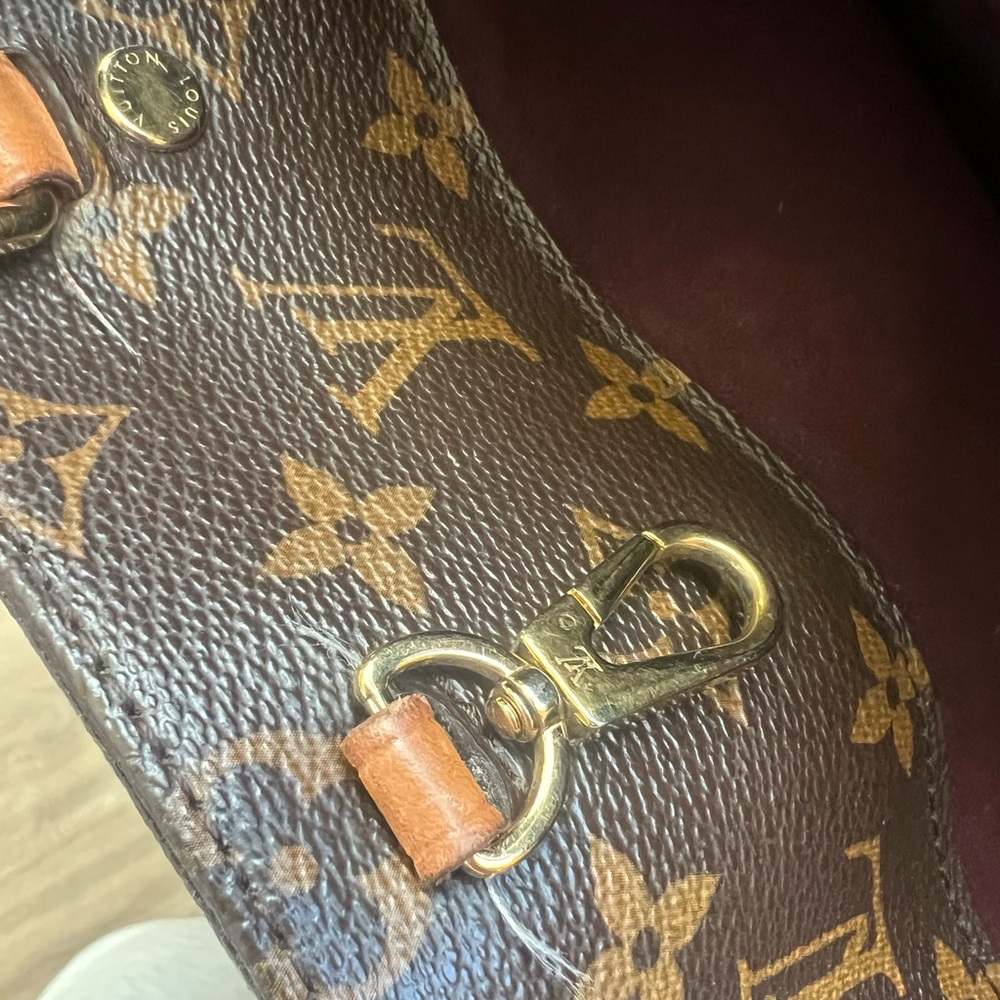 Monogram Canvas Montaigne GM- Large Travel Handbag removable strap. Lock/ key 🔐 - Picture 5 of 13